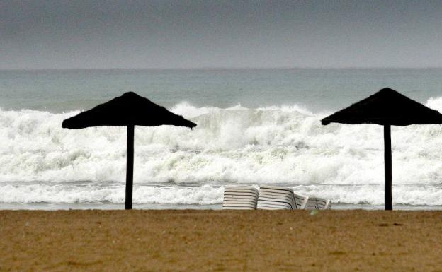 El temporal puede dejar olas de cuatro metros en Alicante en las próximas horas