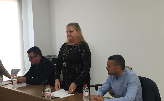 Compromís tantea a un edil exsocialista para desalojar a la alcaldesa y a los populares