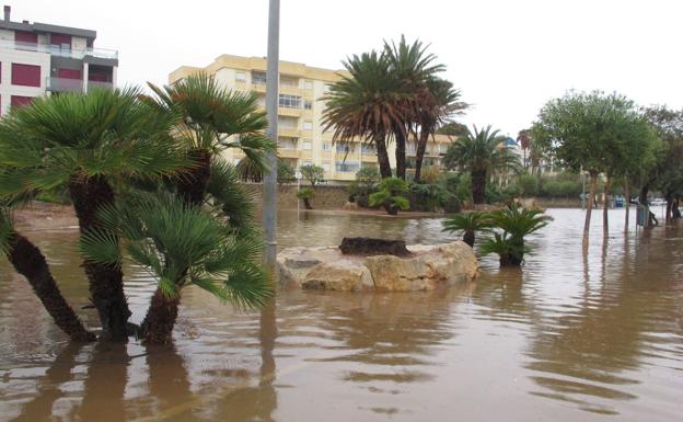 Los bomberos rescatan a vecinos de casas y un camping y a conductores atrapados por la lluvia en Valencia