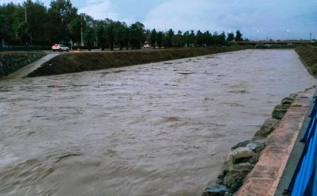 Urbanizaciones de Torrent quedan aisladas con los barrancos de l'Horta Sud a niveles máximos