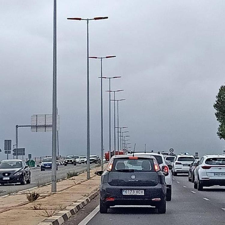 El vuelco de un coche en el puente de Picanya causa colas de cuatro kilómetros en el acceso a Valencia