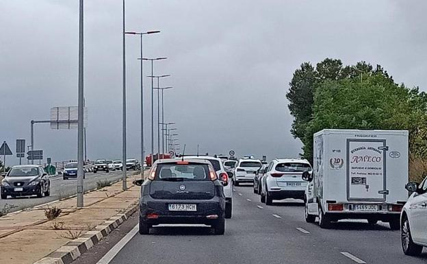 El vuelco de un coche en el puente de Picanya causa colas de cuatro kilómetros en el acceso a Valencia