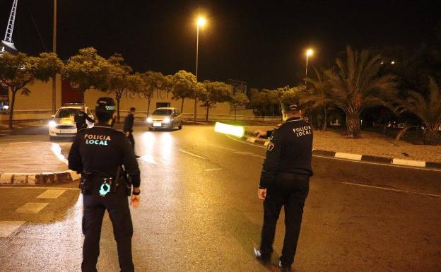 Más de treinta multas en Alicante por hacer botellón o incumplir el toque de queda