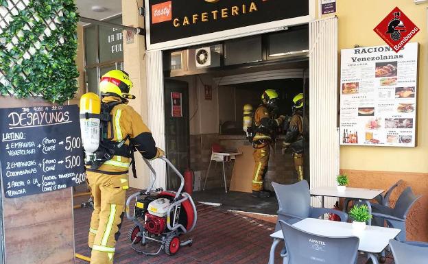 Los bomberos extinguen un incendio en una cafetería de Benidorm