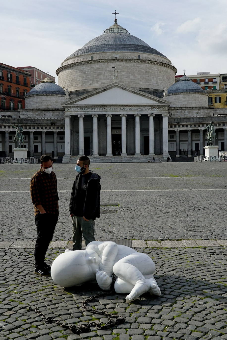 Abandonan una obra de un millón de euros en una plaza de Nápoles