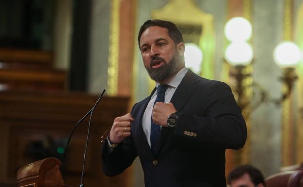 Abascal denuncia que «tres ratas encapuchadas» apedrean el negocio de su madre y su hermana