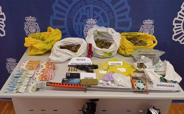 La Policía Nacional desmantela dos narco-pisos en Elche