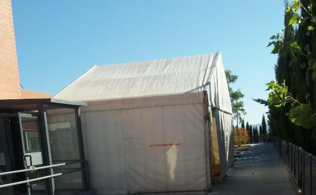 Turís instala una carpa junto al centro de salud