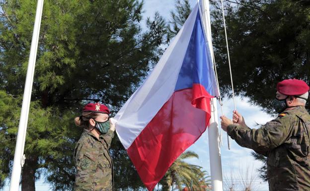 La bandera de la República Checa ondea en el Cuartel General de Despliegue Rápido de la OTAN en Bétera