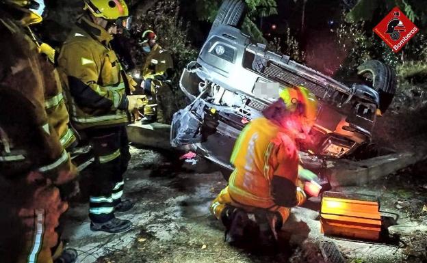 Una mujer salva la vida tras dar una vuelta de campana con el coche en Teulada