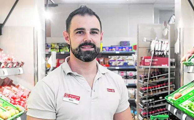 Productos básicos. Azael, responsable de la tienda DIA de Catarroja, se encarga de que nada les falte a los clientes.