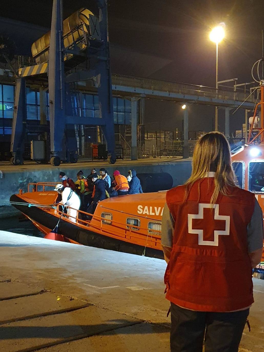 La llegada de inmigrantes en patera se dispara mientras desciende en el resto de España