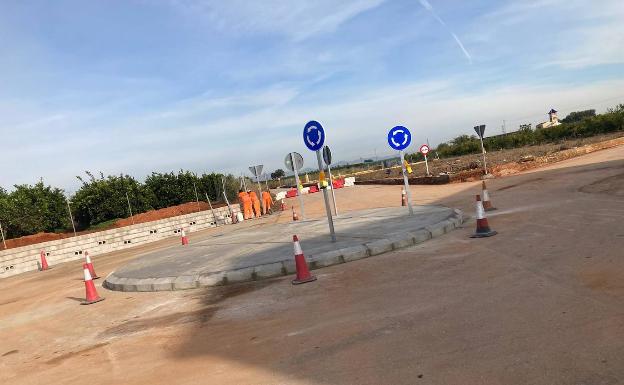 Alcàsser construye una rotonda para mejorar la seguridad vial y eliminar un punto negro