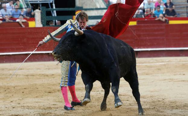 El torero valenciano Román, ingresado en Córdoba por una severa lesión en un riñón mientras lidiaba en un tentadero