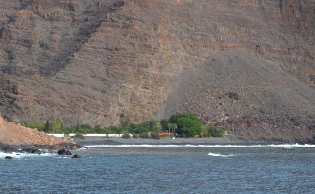 Buscan posibles víctimas tras un desprendimiento de tierra en La Gomera