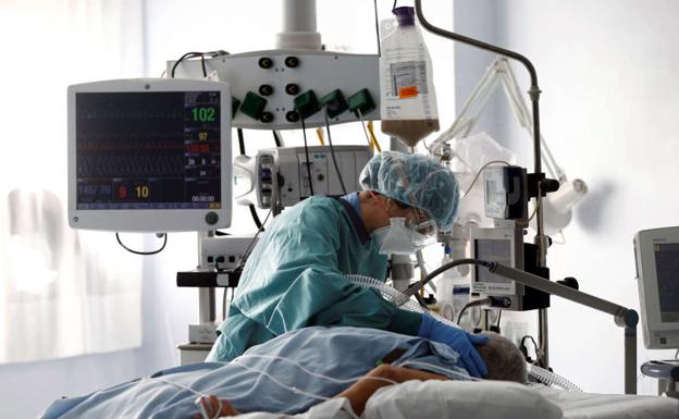 Los casos de coronavirus en la Comunitat suben en casi 1.700 positivos y aumentan los ingresos en las UCI