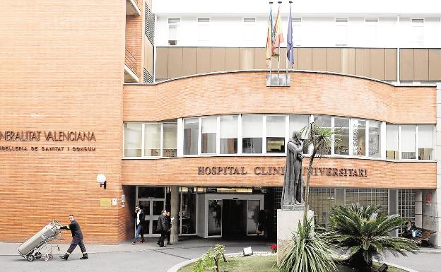 Piden tres años de cárcel para el cardiólogo que grabó a una compañera en el cuarto de baño