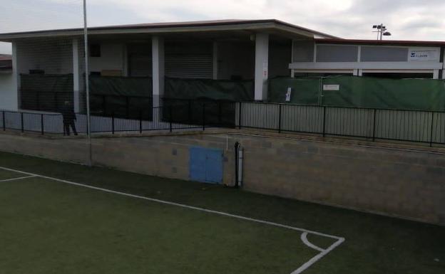 La actitud de unos aficionados obliga a tapar las vistas al campo de fútbol de Alcàsser desde el bar