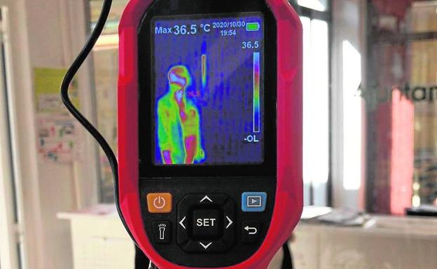 Instala cámaras térmicas a la entrada de los colegios