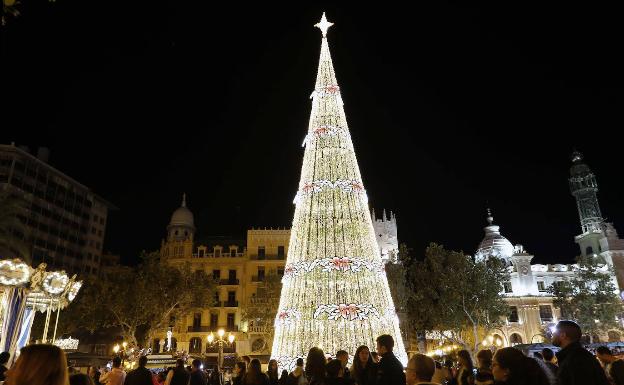 El Ayuntamiento descarta aumentar la partida de la iluminación de Navidad