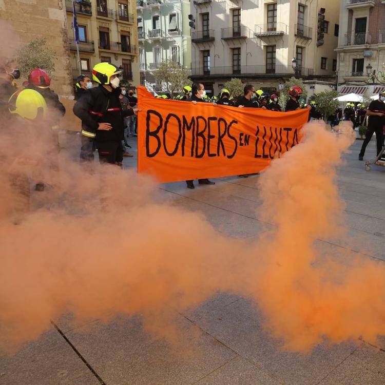 Cerca de 300 bomberos recorren las calles de Valencia para exigir la dimisión de la dirección del Consorcio