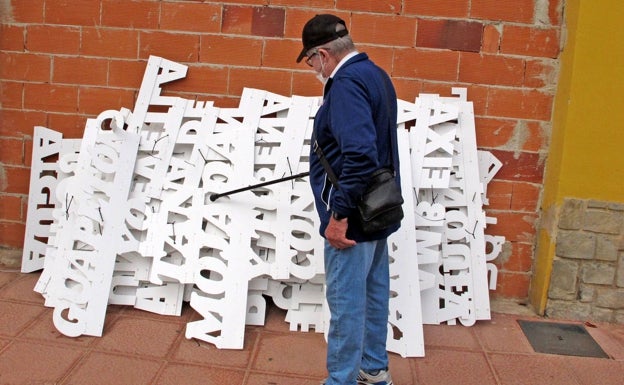 Aparecen destrozados por las calles de El Verger todos los carteles contra la violencia de género