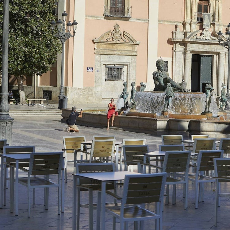 Los hosteleros denuncian la reducción de un 80% de las terrazas en la plaza de la Virgen