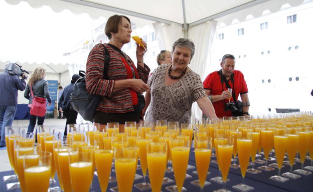 El Gobierno rectifica y no subirá el IVA al zumo de naranja