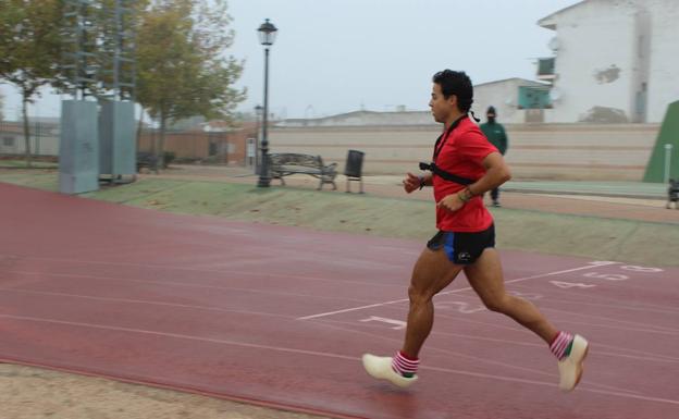 Bate su récord Guinness número 40 corriendo una milla con zuecos holandeses