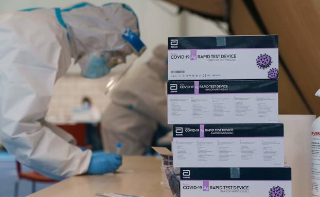 Un estudio valenciano asegura que los pacientes positivo en PCR y negativo en antígenos son «poco probables» de contagiar por Covid