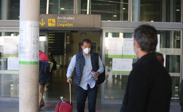 Primer día de control de las PCR en los aeropuertos valencianos: «Nadie me ha pedido la PCR»