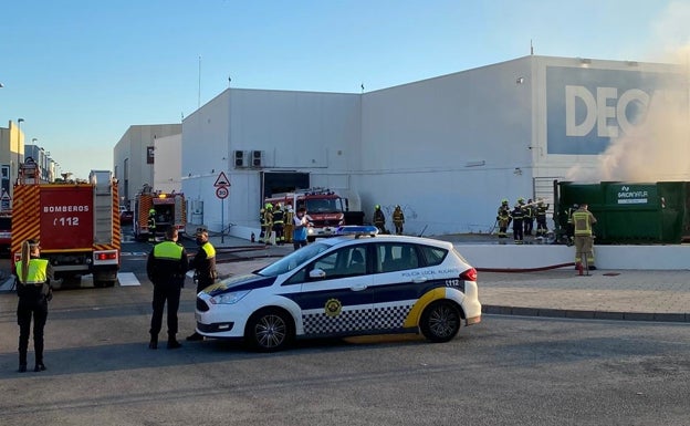 Sesenta personas desalojadas en un incendio en una gran tienda de deportes de Alicante