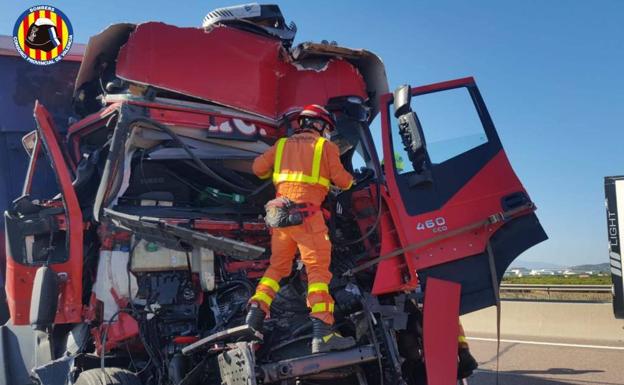 Rescatan a un conductor atrapado tras un accidente entre dos camiones en Ribarroja