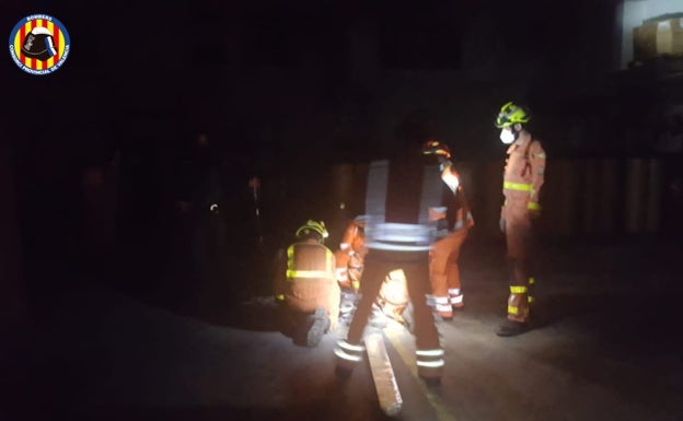 Los bomberos rescatan a un hombre que cayó en el interior de una nave en Benaguasil en plena noche