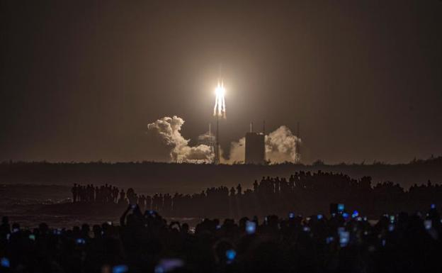 China avanza en la carrera espacial con una misión a la Luna