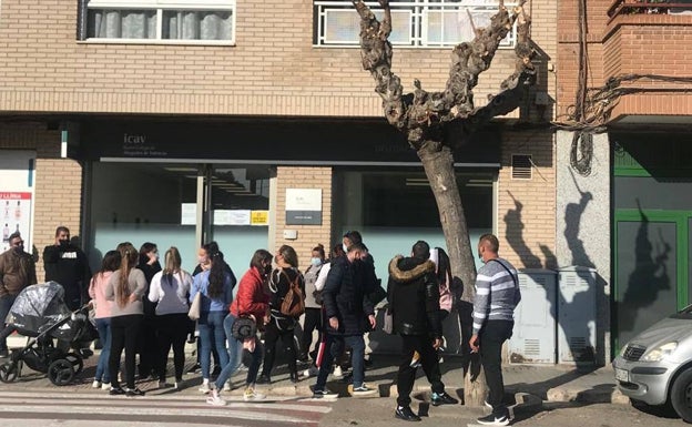 38 familias de la Pobla de Vallbona piden en el juzgado la paralización del desahucio