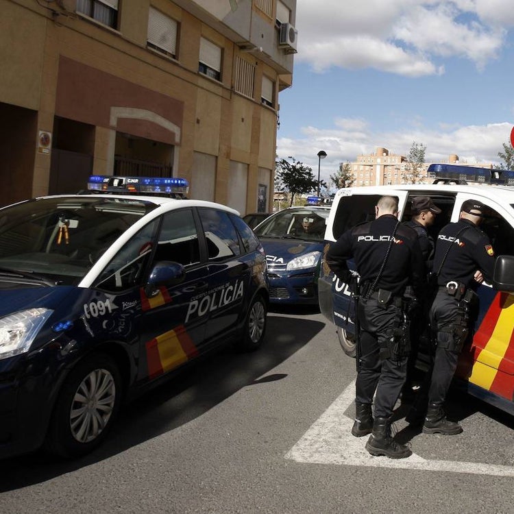 Detenido un hombre en Alicante por agredir a su pareja con una cuchilla de afeitar en la cara, las manos y el cuello