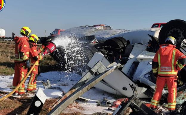 Bomberos concluyen el trasvase de gasoil del camión que volcó en A-7 Museros