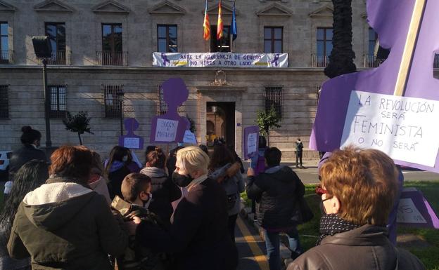 Minuto de silencio en Valencia y sillas vacías por las 41 mujeres asesinadas