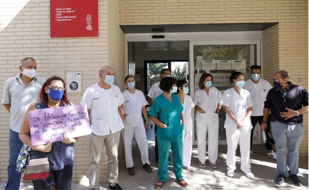 Uno de cada cuatro médicos de familia joven estudia abandonar la Comunitat por la precariedad laboral