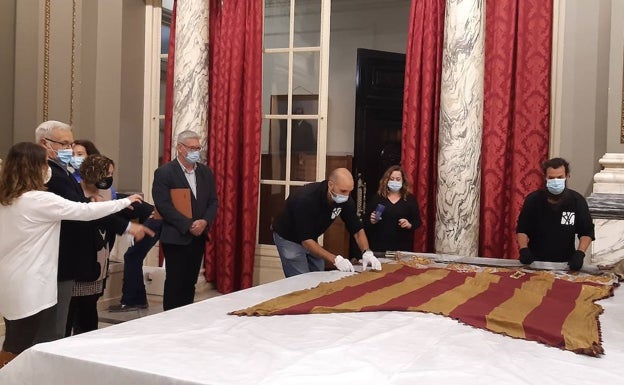 La Real Senyera se somete a una operación de cirugía