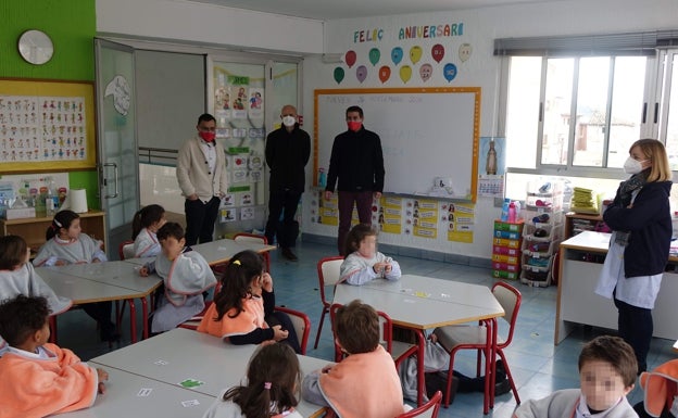 Mochila, mascarilla y manta para ir al cole en Ontinyent