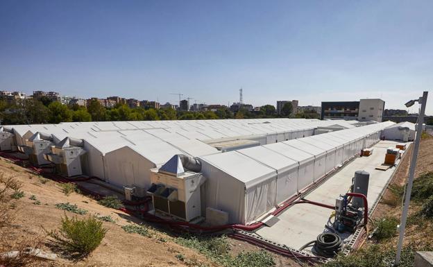 La empresa que construyó los hospitales de campaña pide más dinero a la Generalitat