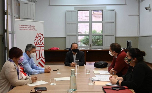 La Pobla y el Consell solicitan al juzgado la paralización del desahucio de las 38 familias de la Ermita