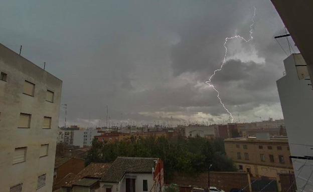 La lluvia complica el tráfico en la ciudad de Valencia