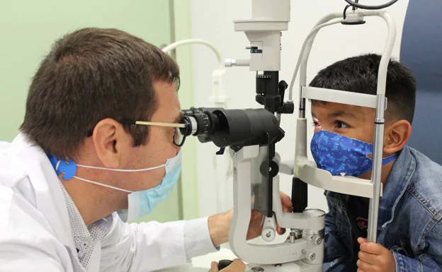 Félix pasa por una una revisión oftamológica tras someterse al tratamiento. /R. C.
