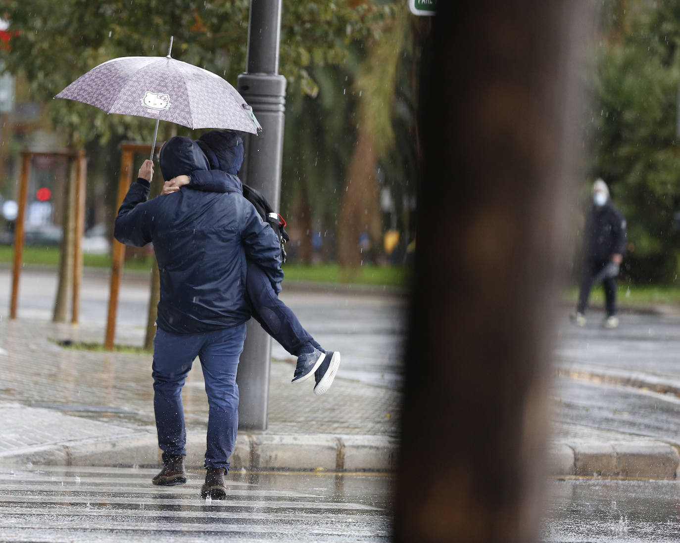 Una borrasca deja fuertes lluvias y tormentas en la Comunitat