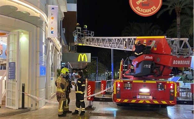 Los bomberos reparan una cornisa en la Explanada y extinguen un incendio en un bar en Amadeo de Saboya