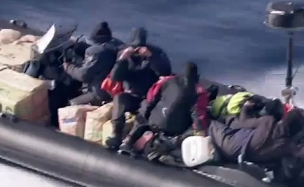 Interceptan una 'narcolancha' con 2.000 kilos de hachís que iban a desembarcar en una playa de Valencia