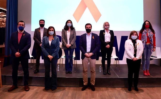 El presidente del PP, Pablo Casado, Isabel Bonig y María José Catalá, en un debate educativo en Las Naves. /LP